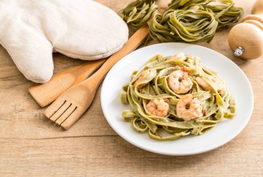 Karidesli ıspanak fettuccini makarna