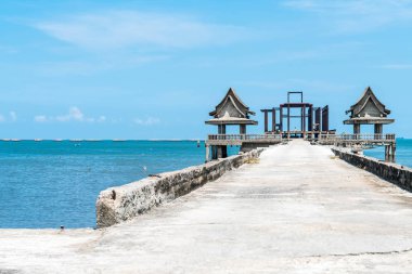 Deniz kumsalda köşk