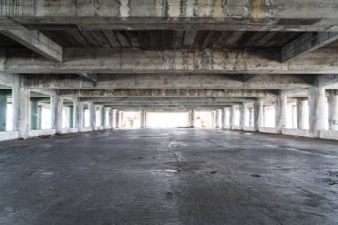 boş terk edilmiş binada