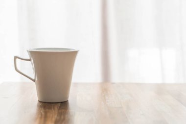 Masanın üzerinde bir kahve fincanı.