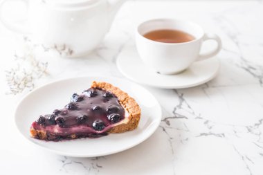 böğürtlenli turta çay ile