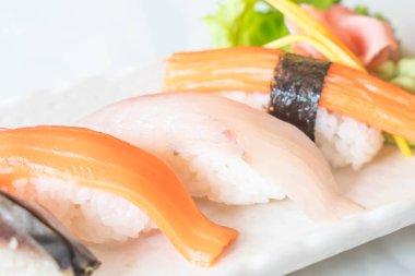 Ham ve taze nigiri suşi beyaz plaka 