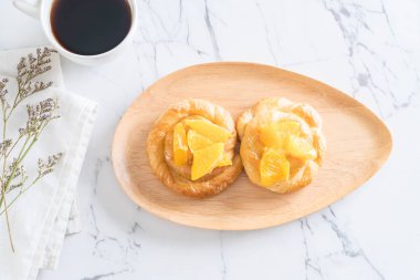 Turuncu pasta plaka üzerinde