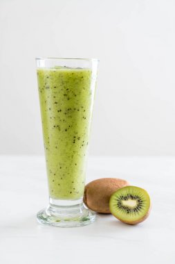 Sağlıklı taze kivi smoothie cam