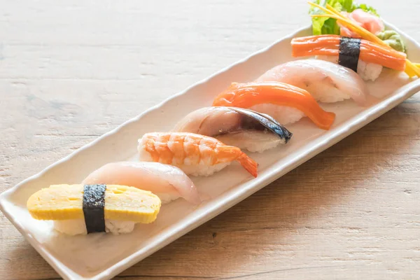 Ham ve taze nigiri suşi beyaz plaka 