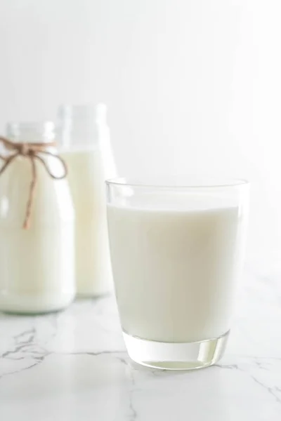 Vaso de leche fresca — Foto de Stock