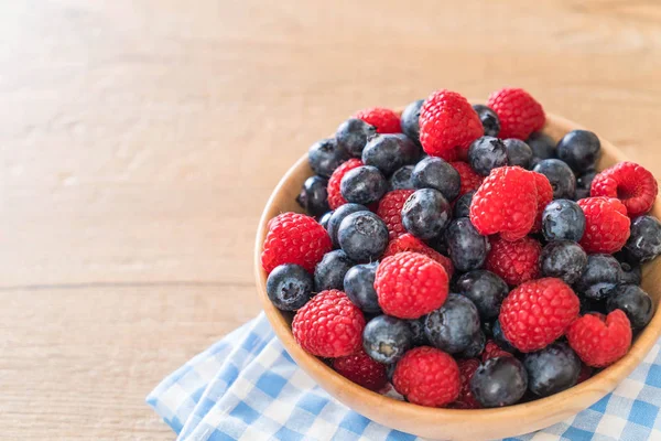 taze yaban mersini ve rasberry 