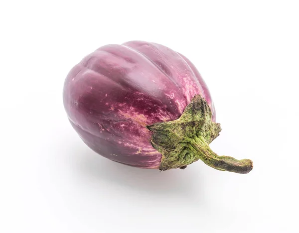 Färska aubergine på vit — Stockfoto