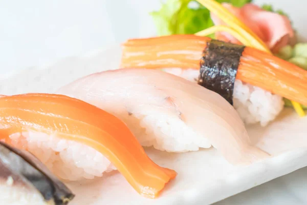 Sushi nigiri crudo y fresco en plato blanco — Foto de Stock