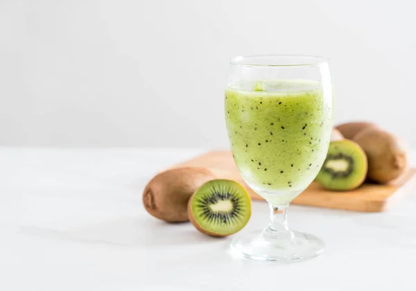 Smoothie kiwi fresco saudável em vidro — Fotografia de Stock