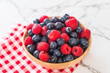 taze yaban mersini ve rasberry 