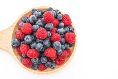 taze yaban mersini ve rasberry beyaz