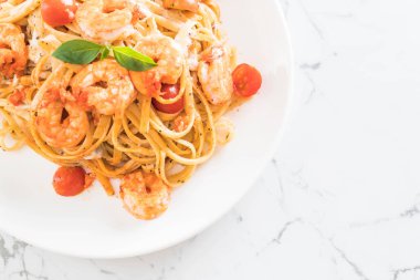 Spagetti karides, domates, fesleğen ve peynir ile 