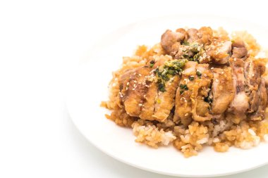 Teriyaki tavuk tepesinde pirinç 