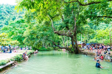Vangvieng, Laos 13 Mayıs 2017: Turist Blue Lagoon tadını çıkarın