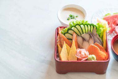 Pirinç bento kutusunda Ham taze sashimi
