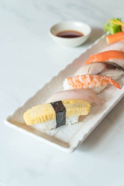Ham ve taze nigiri suşi beyaz plaka 