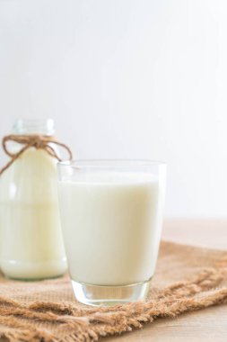 Bir bardak taze süt.