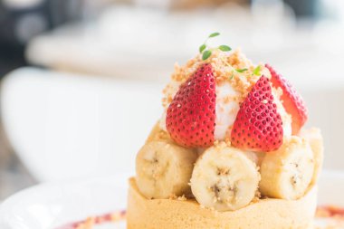 sıcak kek krem, çilek, muz ve tanımlama bilgisi ile harap 