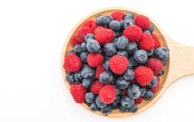 taze yaban mersini ve rasberry beyaz