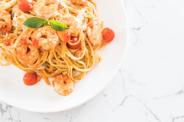 Spagetti karides, domates, fesleğen ve peynir ile 