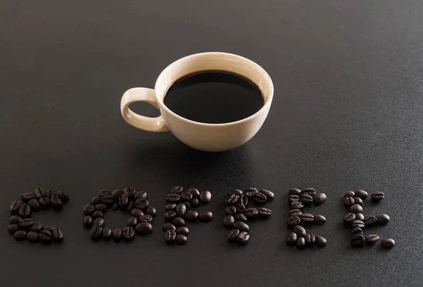 Kaffeetasse und Bohnen — Stockfoto