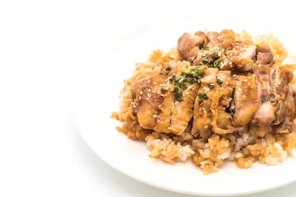 Teriyaki tavuk tepesinde pirinç 