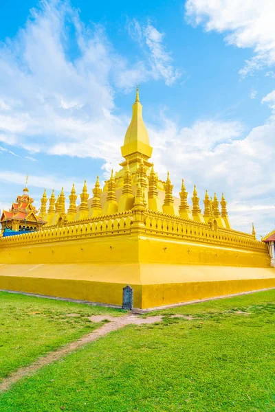 Hermosa arquitectura en Pha That Luang, Vientiane, Laos . — Foto de Stock