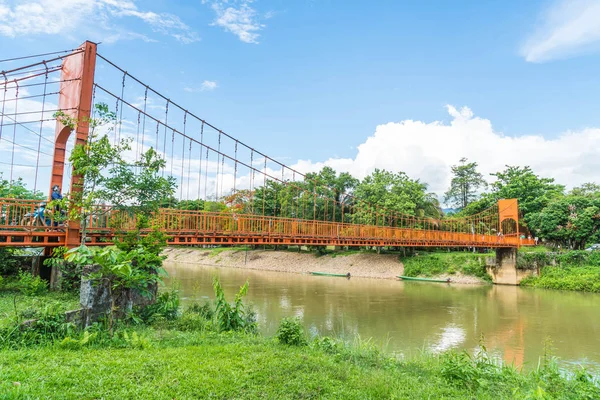Turuncu köprüden nehre Vang Vieng mağarada Jung, 