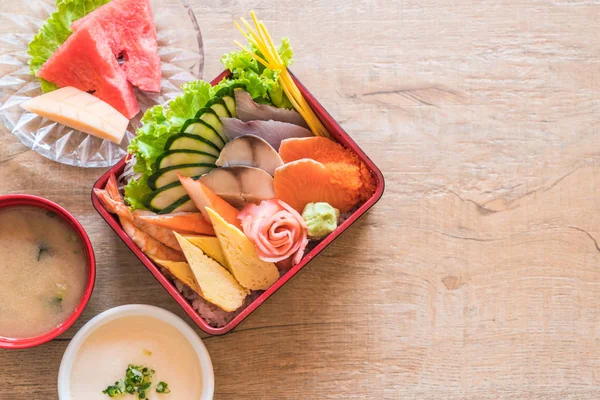 Pirinç bento kutusunda Ham taze sashimi