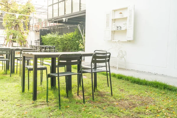 boş açık veranda sandalye