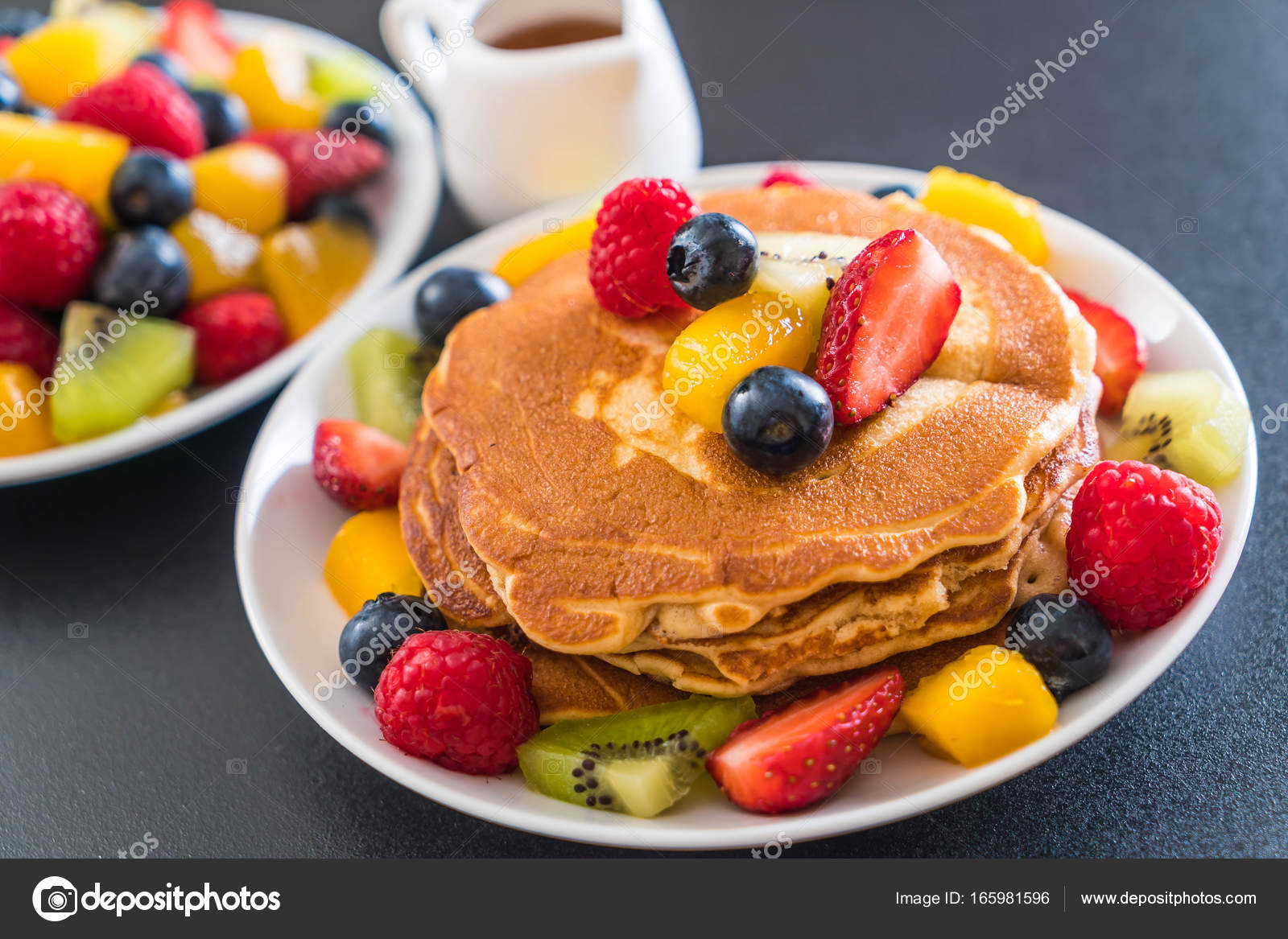 Pancake with mix fruits — Stock Photo © topntp 165981596