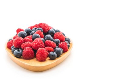 taze yaban mersini ve rasberry beyaz