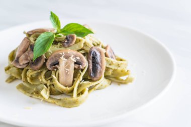 Mantarlı ıspanak fettuccine