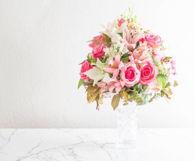 Vazoda çiçek buketi