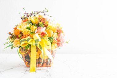 Vazoda çiçek buketi