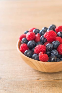 taze yaban mersini ve rasberry 