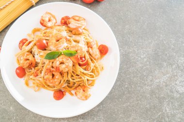 Spagetti karides, domates, fesleğen ve peynir ile 