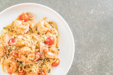 Spagetti karides, domates, fesleğen ve peynir ile 