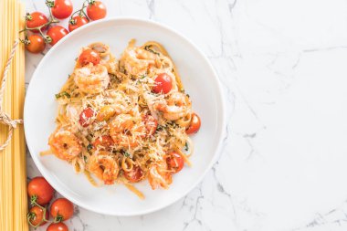 Spagetti karides, domates, fesleğen ve peynir ile 