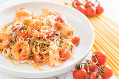 Spagetti karides, domates, fesleğen ve peynir ile 