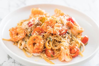 Spagetti karides, domates, fesleğen ve peynir ile 