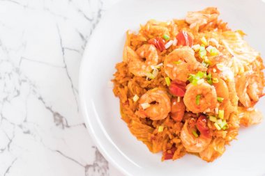 Kore baharatlı sos ve karides kızarmış pilav