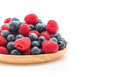 taze yaban mersini ve rasberry beyaz