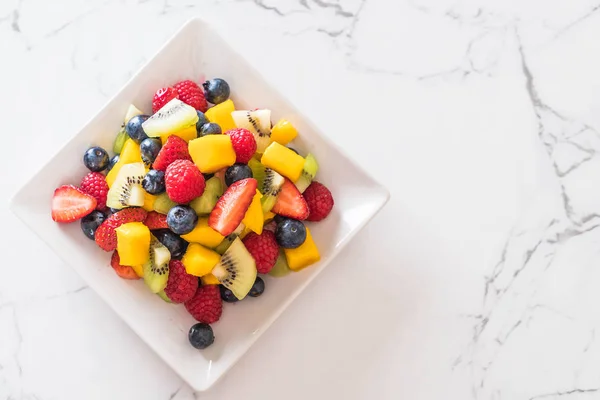 Mieszanych świeżych owoców (truskawki, maliny, borówki, kiwi, mang — Zdjęcie stockowe