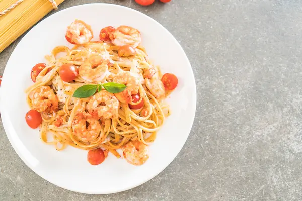 Spagetti karides, domates, fesleğen ve peynir ile 