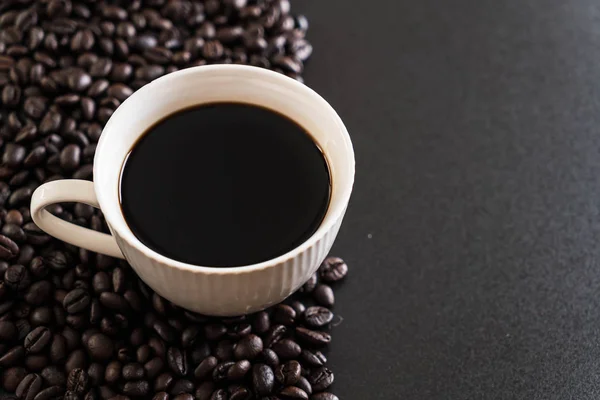 Kaffeetasse und Bohnen — Stockfoto