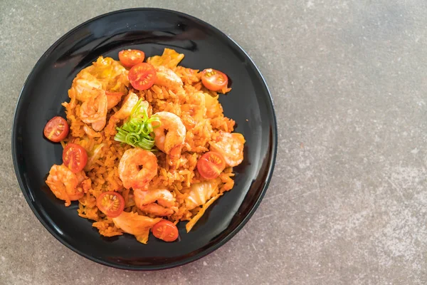 Kore baharatlı sos ve karides kızarmış pilav