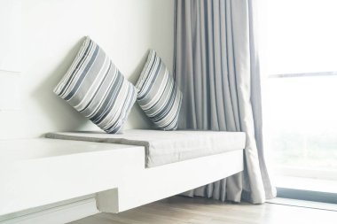 Oturma odasında kanepe dekorasyon güzel yastık 