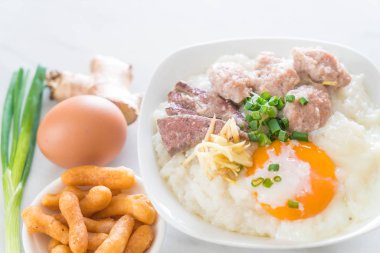 domuz eti ve yumurta ile pirinç lapası